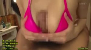 『くちゅくちゅいってますけど...』ビキニ姿で着衣パイズリする爆乳エステ嬢・三島奈津子の動画ww